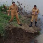 Camat Kemiri Rudi HK Gerak Cepat Demi Kepentingan Warga Tangani Longsor Di Klebet Dengan Warga Gotong Royong Perbaikan Hingga Malam