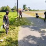 Kades Pangerangan Sutia Terjun Langsung Kerja Bhakti Bersama Jajarannya Dan Warga