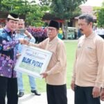 Bupati Tangerang Serahkan Alsintan Bantuan Presiden Kepada Gapoktan Sepatan Timur