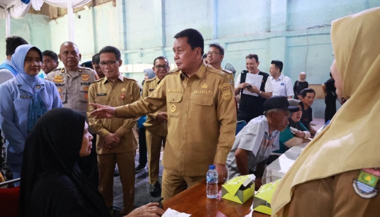 Bupati Tangerang, Moch. Maesyal Rasyid saat hadiri dan meninjau kegiatan Baksos yang di Satuan Radar (Satrad) 401 Tanjung Kait.