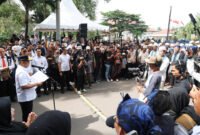 Gubernur Banten Andra Soni saat menerima amanat pelestarian alam dari 1.552 masyarakat adat Baduy dalam prosesi Seba Baduy 2026