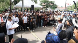 Gubernur Banten Andra Soni saat menerima amanat pelestarian alam dari 1.552 masyarakat adat Baduy dalam prosesi Seba Baduy 2026