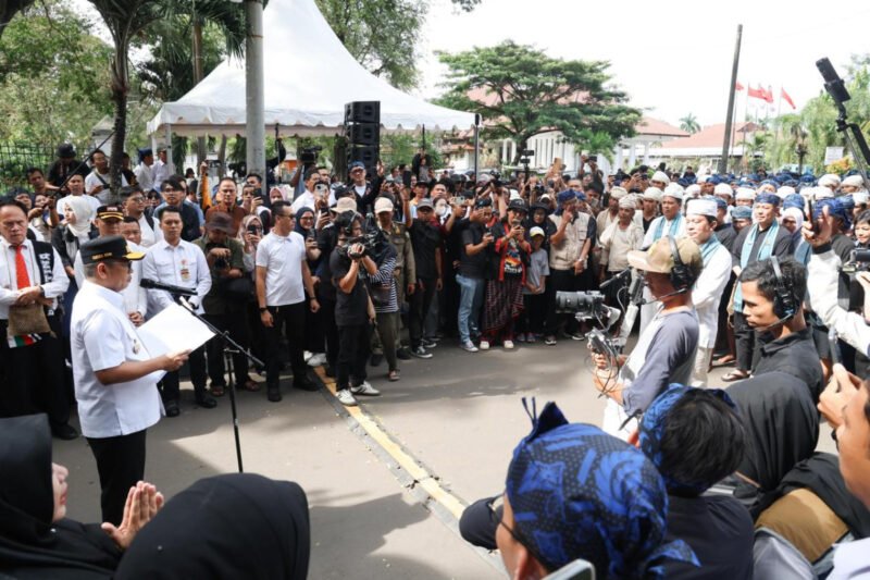 Gubernur Banten Andra Soni saat menerima amanat pelestarian alam dari 1.552 masyarakat adat Baduy dalam prosesi Seba Baduy 2026