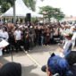 Gubernur Banten Andra Soni saat menerima amanat pelestarian alam dari 1.552 masyarakat adat Baduy dalam prosesi Seba Baduy 2026