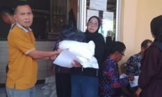 1912 Warga Desa Jatimulya Kecamatan Sepatan Timur Menerima  Bantuan Pangan  Dari Pemerintah
